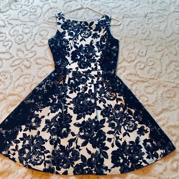Jessica Simpson A-line navy/ white floral dress - Picture 2 of 4